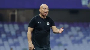 حسام حسن يواجه انتقادًا حادًا من أحمد صالح بسبب تصريح "ربع محترف" بعد مباراة الرأس الأخضر